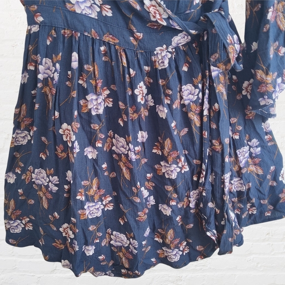 American eagle floral wrap dress with bell sleeves - Picture 8 of 11